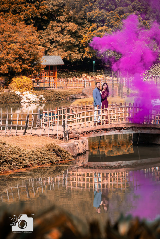 tips for pre wedding shoot smoke bomb