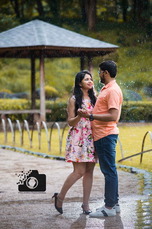 pre wedding photoshoot in pune rain