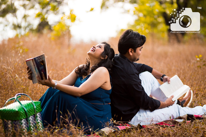 lake pre wedding shoot picnic