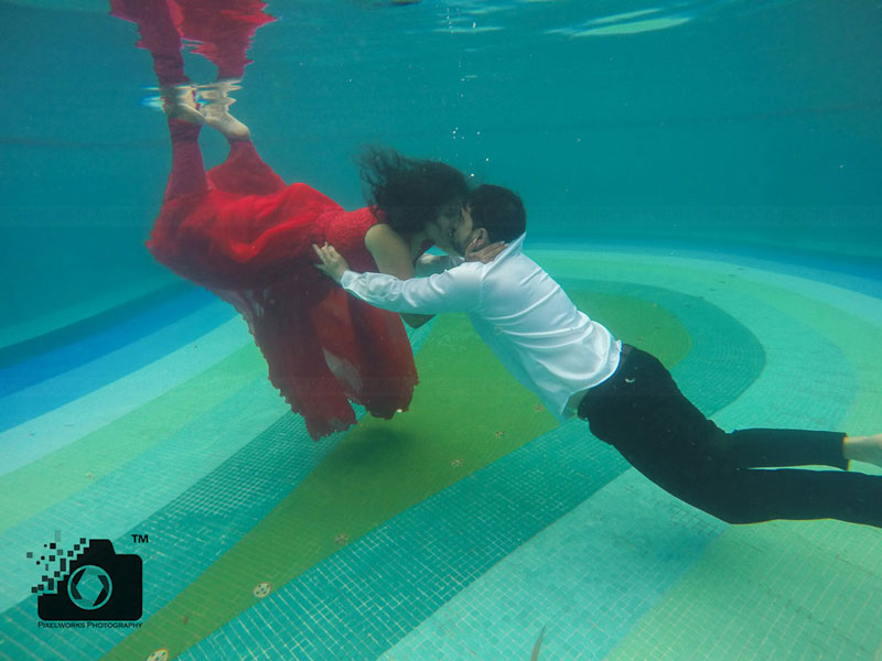 underwater pre wedding shoot kiss