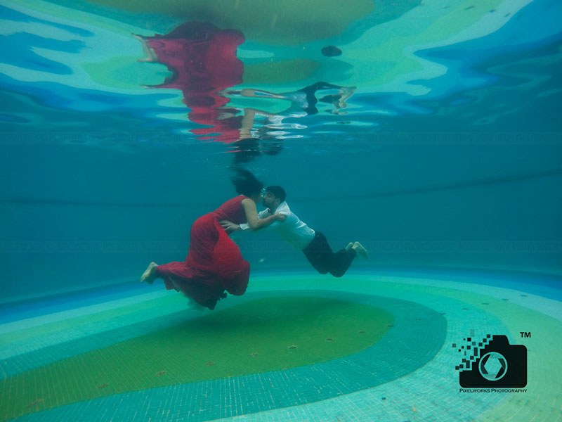 Underwater pre wedding shoot pose