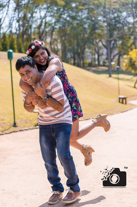 Couple photoshoot piggy back