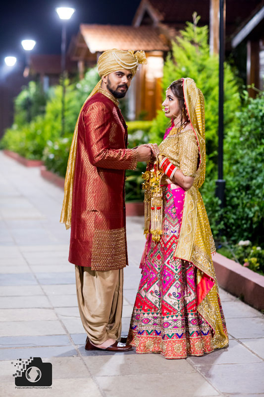 wedding photoshoot hand in hand 