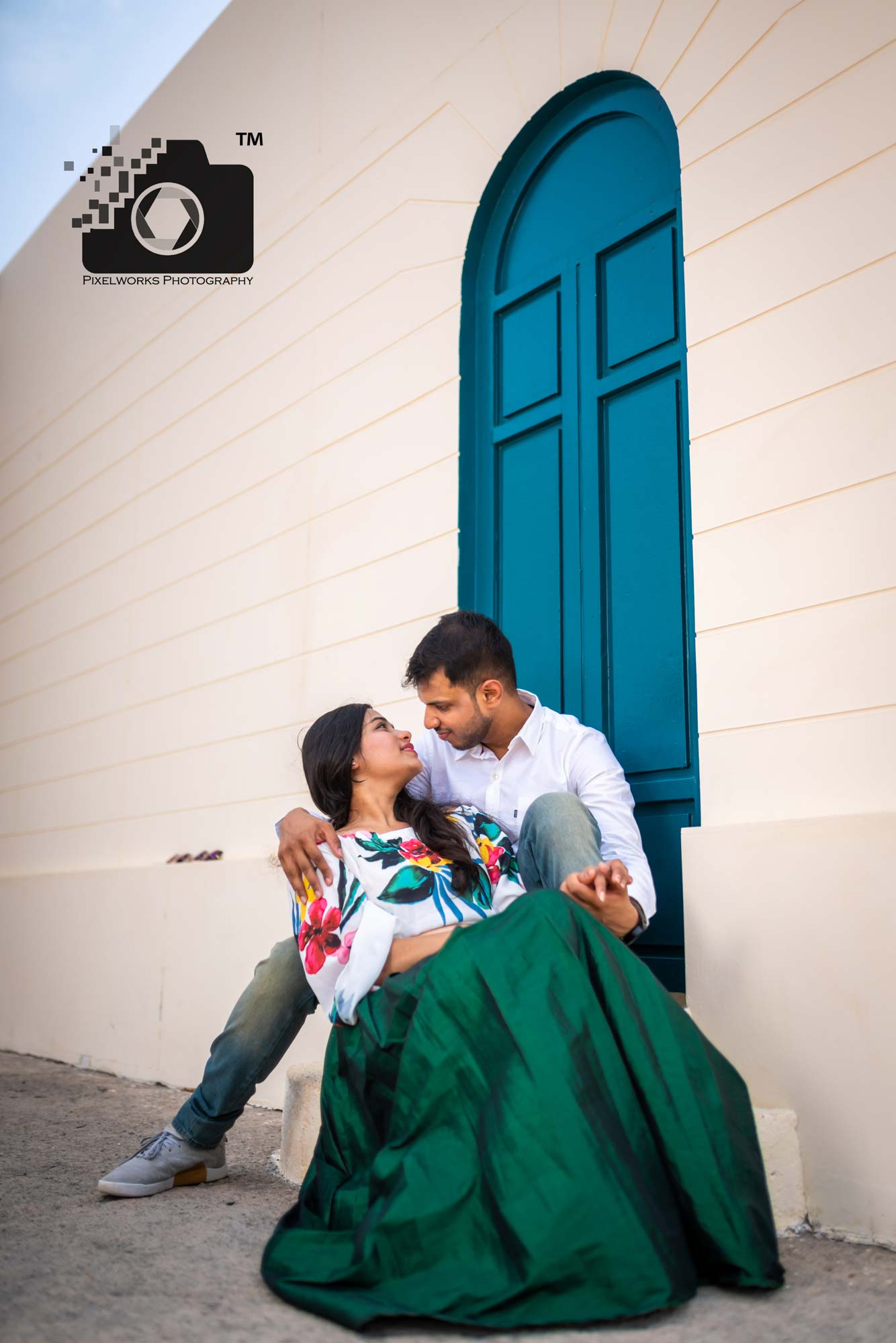 best Pre wedding photographer for sets door 