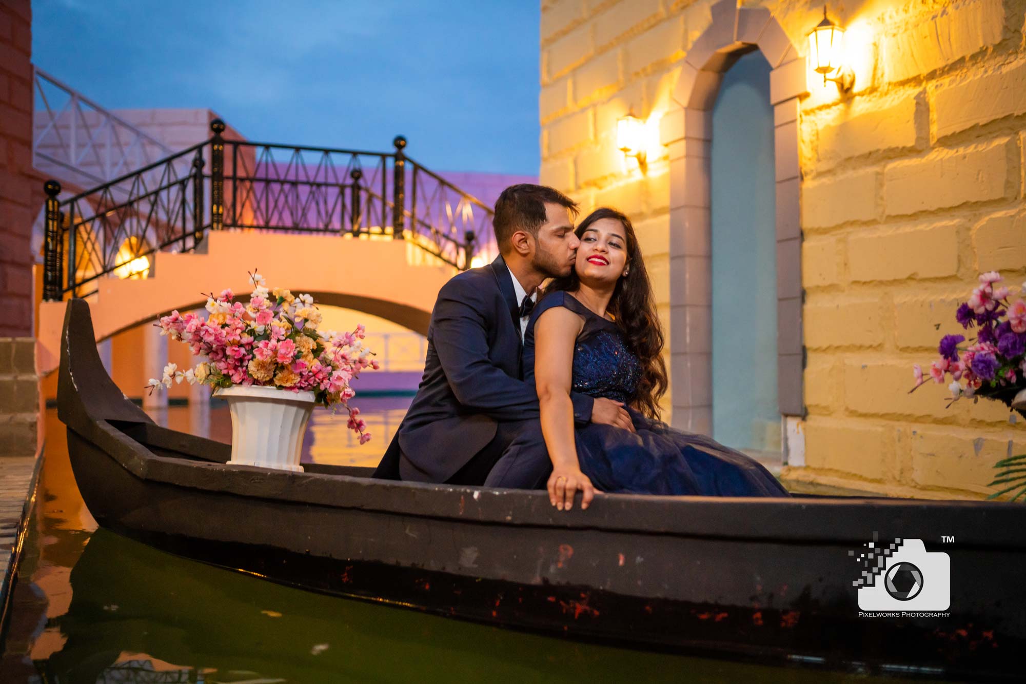 best Pre wedding photographer for sets kiss and boat
