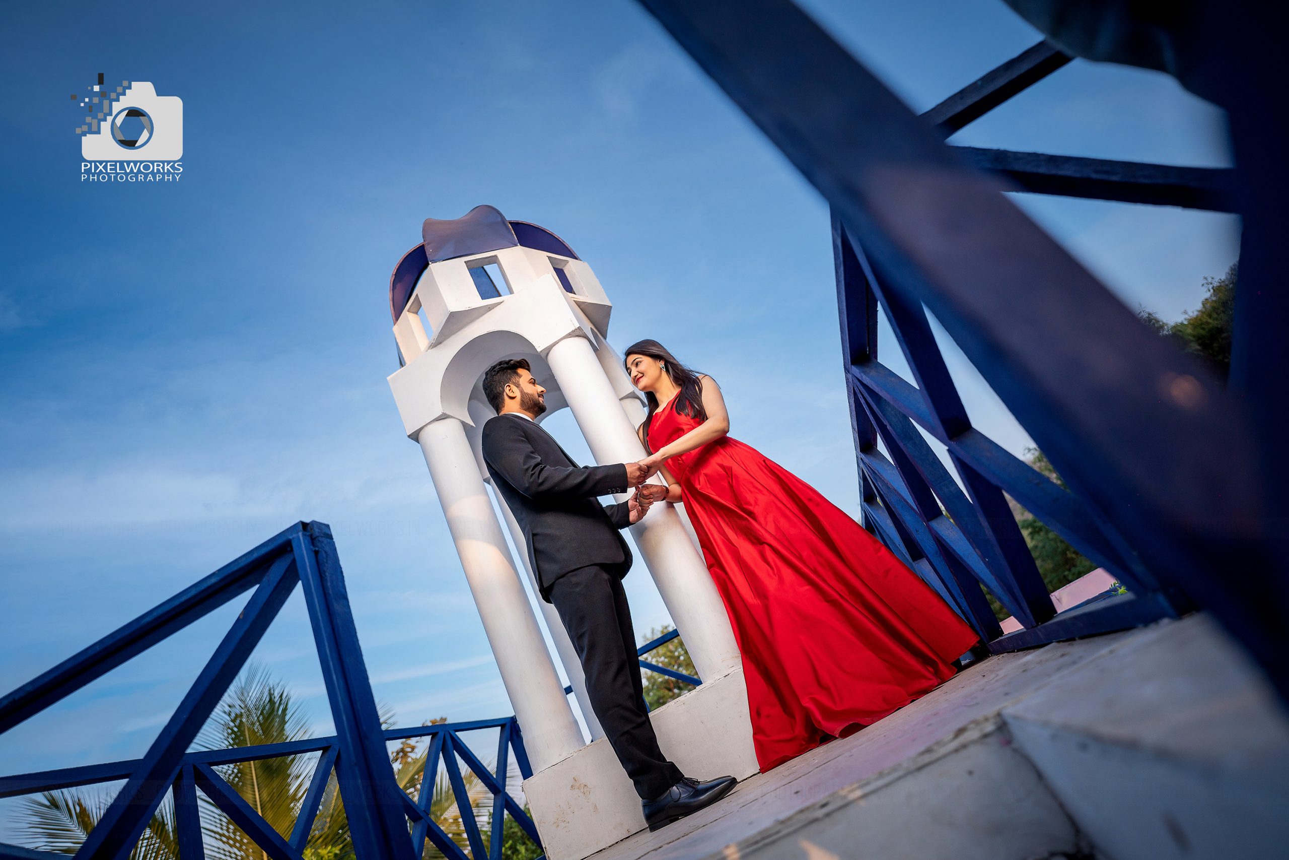 best Pre wedding photographer for sets red dress